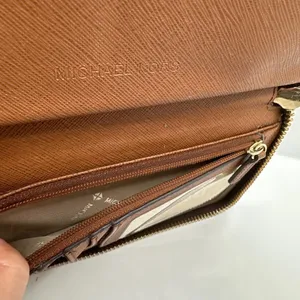 MICHAEL KORS Brown Signature Jet Set Wallet thumbnail 6