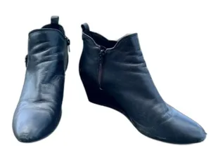 Anne Klein Black Leather Pointed‑Toe Wedge Booties Size 7.5 Sleek Ankle Boots thumbnail 1
