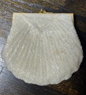 Vintage White Beaded Clamshell Clutch Gold Tone Kiss Lock Closure thumbnail 1