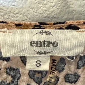 Entro Leopard Print Button Down Blouse Tie Sleeve V-Neck Pockets Boho Chic Small thumbnail 7