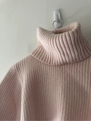 Aritzia Babaton Light Pink 100%‎ Merino Wool Cropped Boxy Turtleneck Sweater thumbnail 2