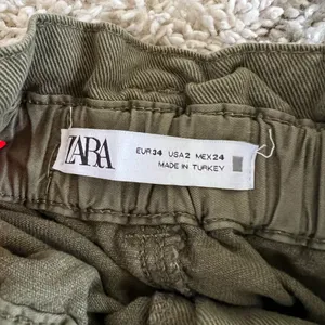EUC ZARA Paperbag Barrel Jeans Olive Green thumbnail 5