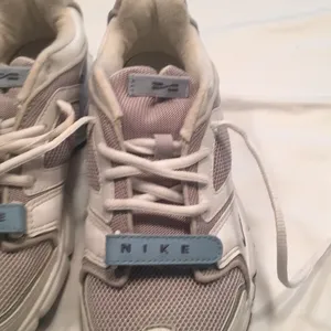 Women’s Nike Air Sneakers-Size 7 thumbnail 4