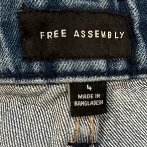 Free Assembly Women's High-Rise Wide-Leg Jeans with Patch Pockets thumbnail 4