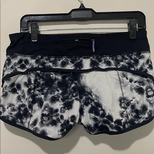 Lululemon Black Roses Speed Up Short Size 6 Black and white thumbnail 3