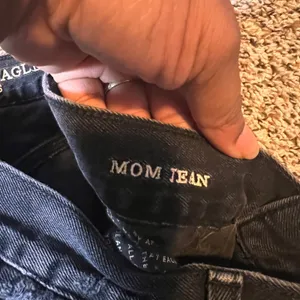 American Eagle Mom Jeans‎ Black Distressed Ripped Denim Womens Size 4 Regular thumbnail 3
