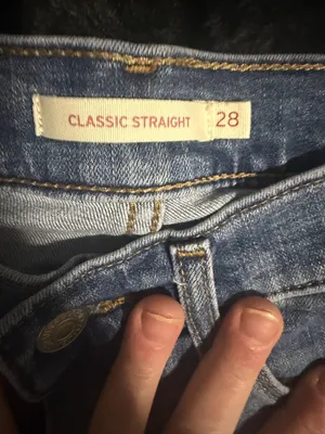Levi’s Classic Straight Mid Rise Jeans Size 28. Inseam 30in. thumbnail 5