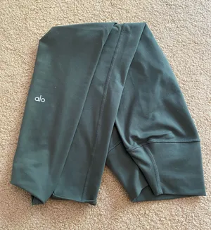 Alo yoga pants thumbnail 1