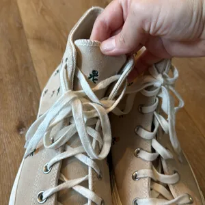 Converse Cream High-Tops with Embroidered Floral Design Size 11 Women’s thumbnail 8