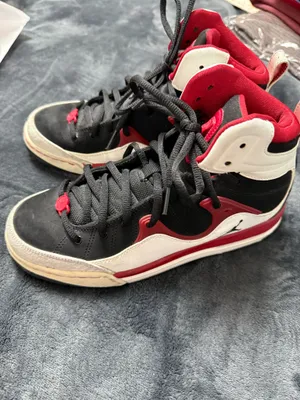 QJordan 1 Mid black red trainers. Size US 8.5 #sneakers #jordan thumbnail 2