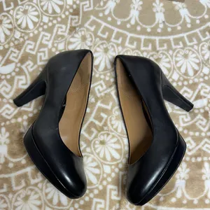 Clarks Women's Classic Black Leather Pumps thumbnail 7