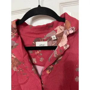 Wilfred Aritzia‎ Floral Button Down Blouse Red Pink Long Sleeve XS Notched Lapel thumbnail 3