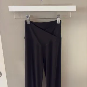 Offline by Aerie Real Me High Waisted Crossover Leggings in Black Size XS thumbnail 5