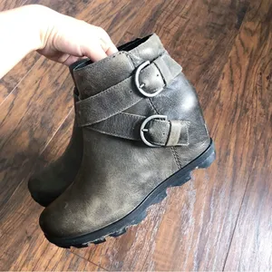SOREL • Joan of Arctic Wedge II bootie buckle Quarry leather grey ankle short thumbnail 9