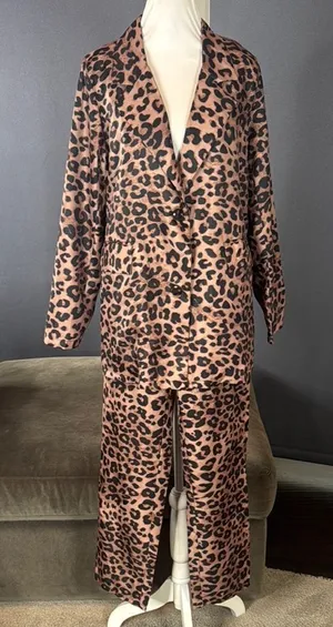 Women’s Lightweight Leopard Print 2 Piece Pant Suit Set Size M NEW thumbnail 1