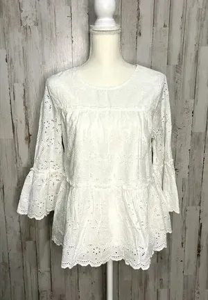 NWT Crown & Ivy Women's‎ Medium White Eyelet Peplum Blouse 3/4 Flare Sleeve thumbnail 1
