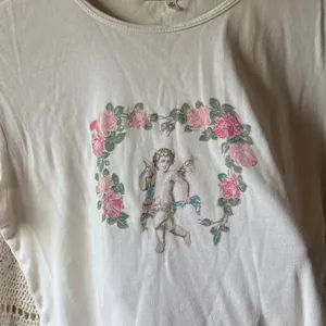 Truly Madly Deeply Cupid Baby Tee Cream Pink Rose Cherub Crop Top Medium thumbnail 4