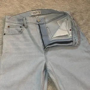 Abercrombie & Fitch Women’s Light Blue Straight Ultra High Rise Jeans Size 31/12 thumbnail 9