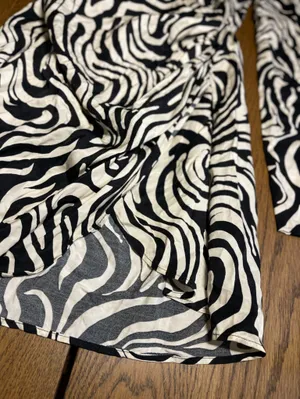 Y2K Black‎ and White Swirl Blouse thumbnail 6