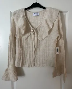 Old Navy White sweater thumbnail 1