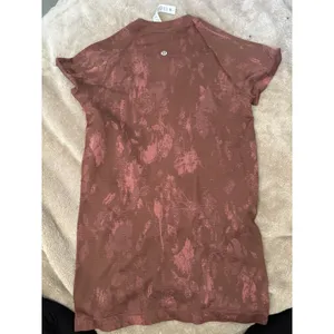 Lululemon Swiftly Tech Short Sleeve 2.0 Shirt Size 6 Brown Rose Abstract Run Top thumbnail 2
