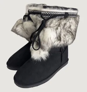 3201 | NEW Fairbanks Faux Fur Trim Pom Pom Winter Boots Black Womens 8 thumbnail 1
