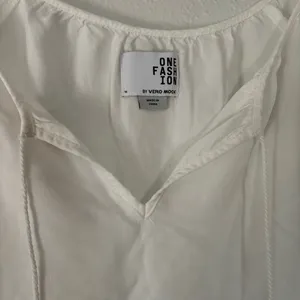 VERO MODA Coastal grandma lightweight dainty blouse white with v-neck size Women’s M thumbnail 4