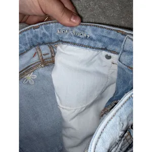 American Eagle Women's‎ Mom Shorts Size 00 Embroidered Daisies thumbnail 3
