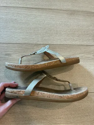 Ugg Women’s Ayden II Leather Gold Thong Sandal Slip On Size 7.5 thumbnail 2