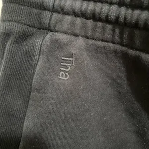 Aritzia TNA Black Cozy Fleece Sweatshorts Drawstring Pockets Women’s Sz S EUC thumbnail 3