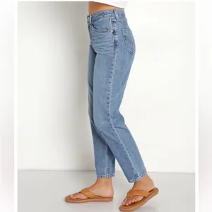 Levi’s Premium‎ 80’s Mom Jean High Rise Denim Jeans thumbnail 3