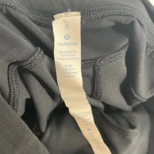 Lululemon Black High Rise Crop Pants Size‎ 6 Athleisure Activewear Nulu thumbnail 4