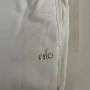 ALO Yoga NWT Accolade White Joggers Size S Oversized thumbnail 6