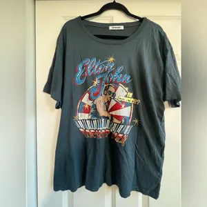 Elton John Rocket Man Boyfriend Tee DAYDREAMER thumbnail 2