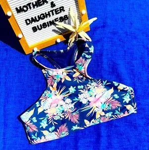 Arizona Jeans Co Navy Floral Flowy Swim Top Juniors Size Medium. thumbnail 1