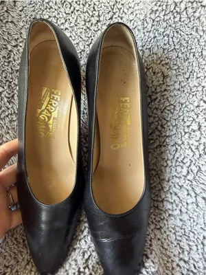 Salvatore Ferragamo Black Pointed Leather Pumps thumbnail 2