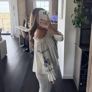 Floral American Eagle Off-Shoulder White Top (Size Small) thumbnail 2