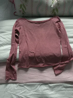 Brandy Melville Women's RED and WHITE long sleeve thumbnail 4