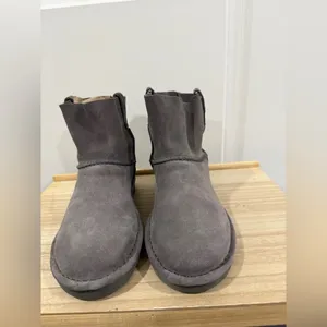 UGG Classic Mini Ankle Boots Womens 7 Gray Suede Shearling Lined Cozy thumbnail 2