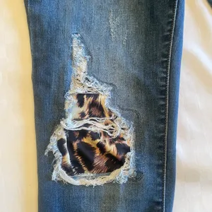Judy Blue 7/28 Leopard Patch High Rise Ripped Skinny Raw Hem Jeans JB82166DK thumbnail 7