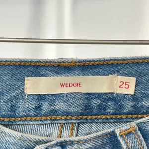 Levi’s Wedgie Straight Distressed Jeans‎ in Blue Size 25 thumbnail 6