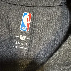 💙 Memphis Grizzlies NBA Long Sleeve Tee‎ 🏀 Dark Gray Blue Size Small ✨ thumbnail 2