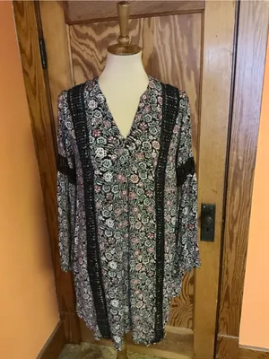 Knox Rose Floral Boho Tunic Dress Medium Black Bell Sleeve Crochet Trim Festival thumbnail 8