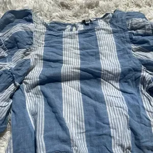 American Eagle Blue and White Cropped Bell Sleeve Top Women’s Medium thumbnail 3