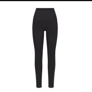 SKIMS NWT  SOFT SMOOTHING SEAMLESS LEGGING ECLIPSE XS thumbnail 3