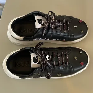 KARL LAGERFELD Kenna Leather Black Pin Logo Sneakers $130 EUC Wmn 8.5 thumbnail 4