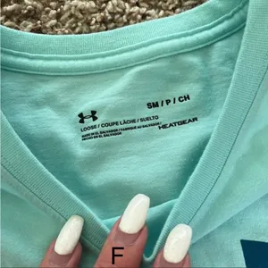 Women’s Under Armour shirt thumbnail 3