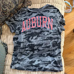 Tailgate Auburn University grey coral camo shirt Size XS thumbnail 1