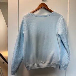 Walt Disney‎ World 2019 Quilted Crewneck Baby Blue Graphic Character Long Sleeve thumbnail 4