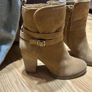 Light Tan Suede heeled Ankle Boots zipper on inside women’s 8M thumbnail 3
